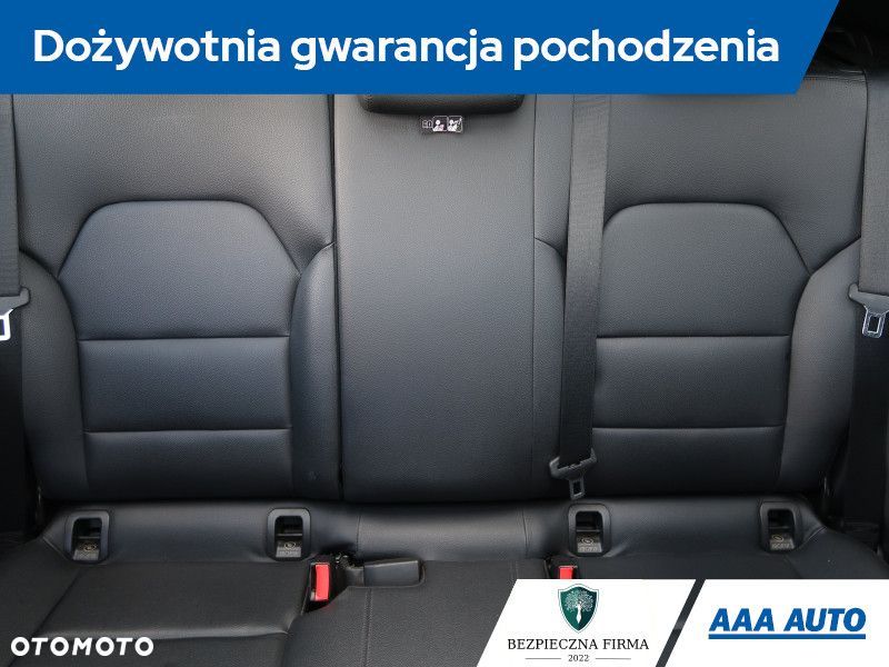 Mercedes-Benz GLA - 11