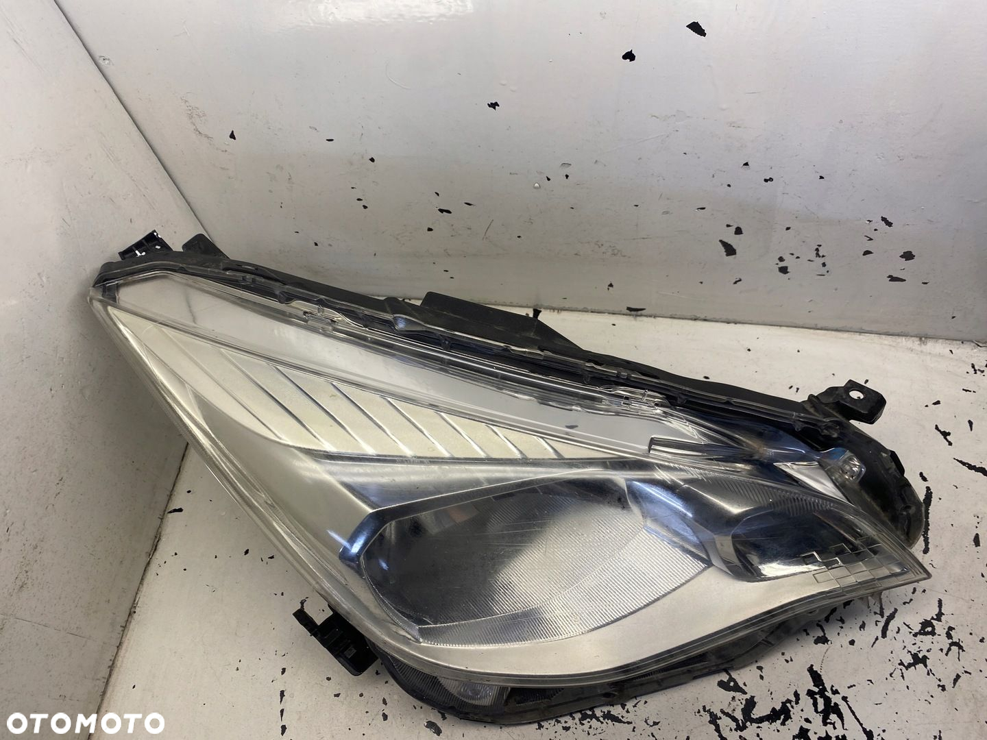 TOYOTA VERSO S LAMPA PRAWY PRZÓD - 5