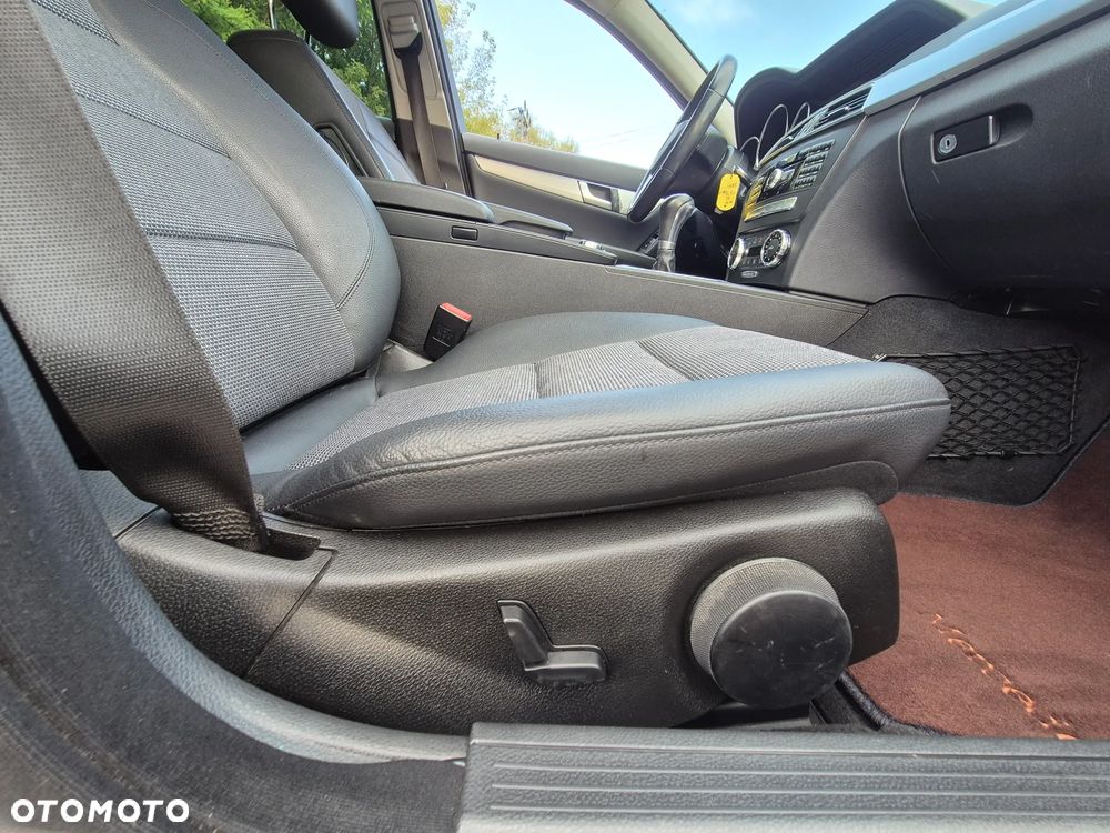 Mercedes-Benz Klasa C 180 T BlueEFFICIENCY Avantgarde - 12