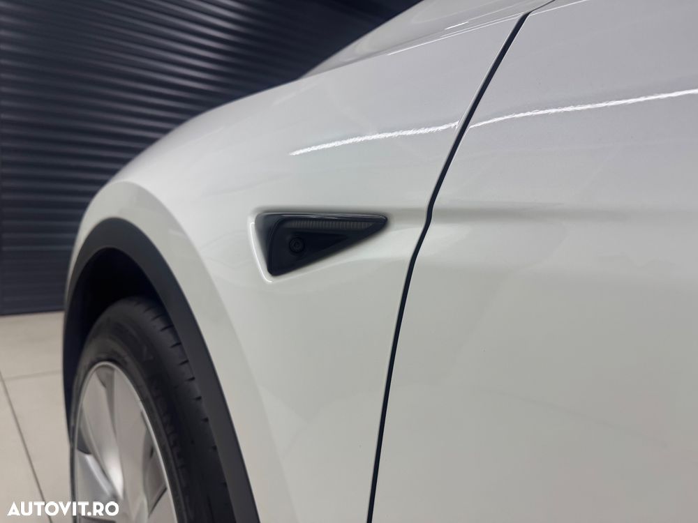 Tesla Model Y Long Range Dual Motor AWD - 12