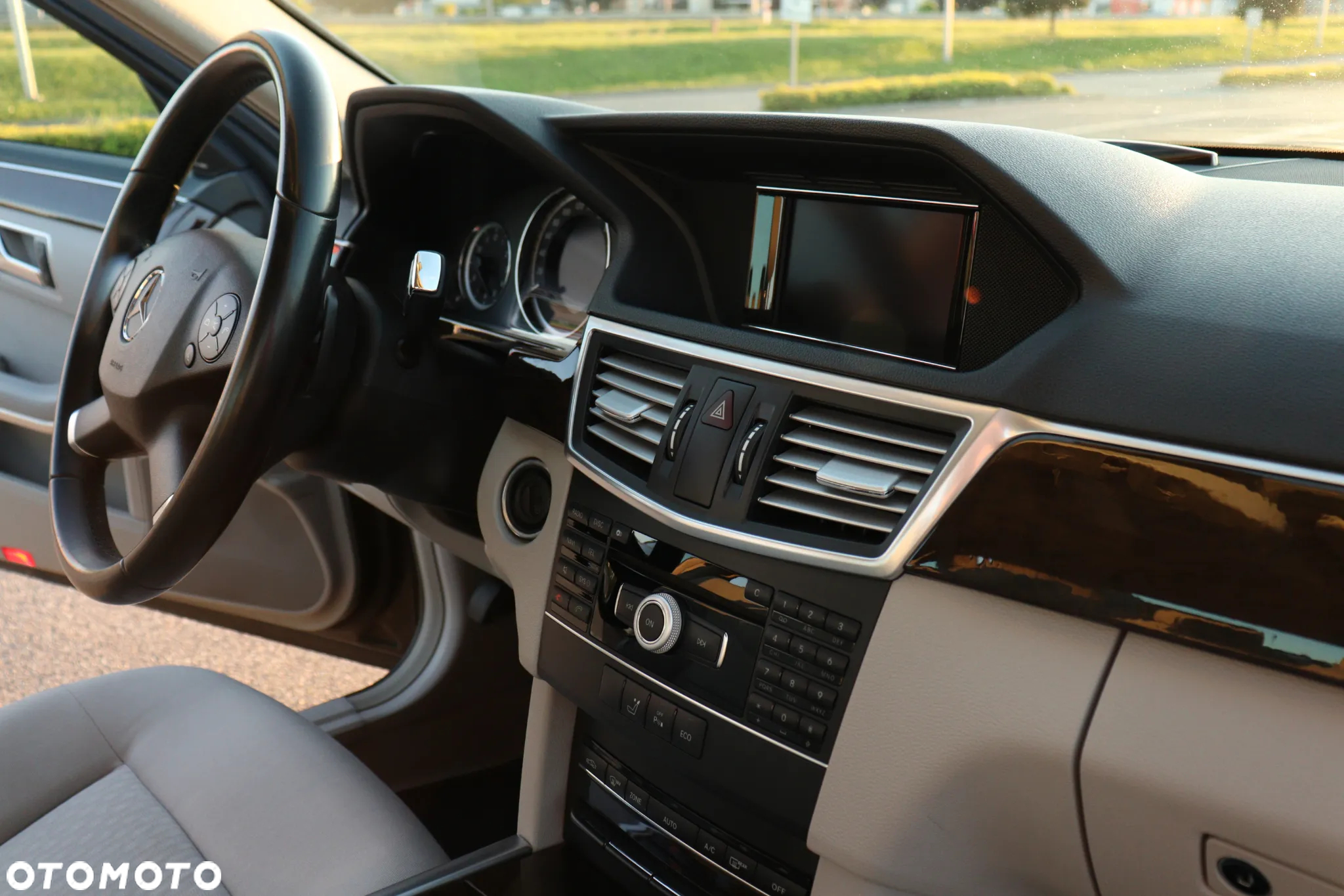 Mercedes-Benz Klasa E 200 CGI BlueEFFICIENCY 7G-TRONIC - 19