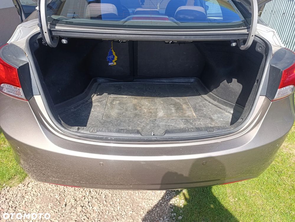 Hyundai Elantra 1.6 Classic + - 12