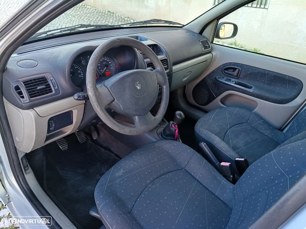 Renault Clio 1.2 16V Confort - 11