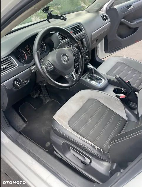 Volkswagen Jetta 2.0 TDI Highline DSG - 5