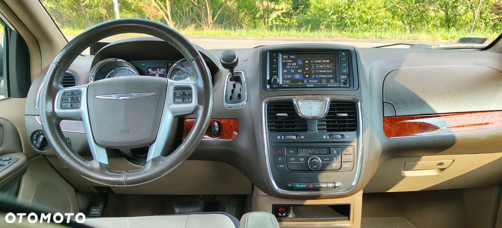 Chrysler Town & Country - 16