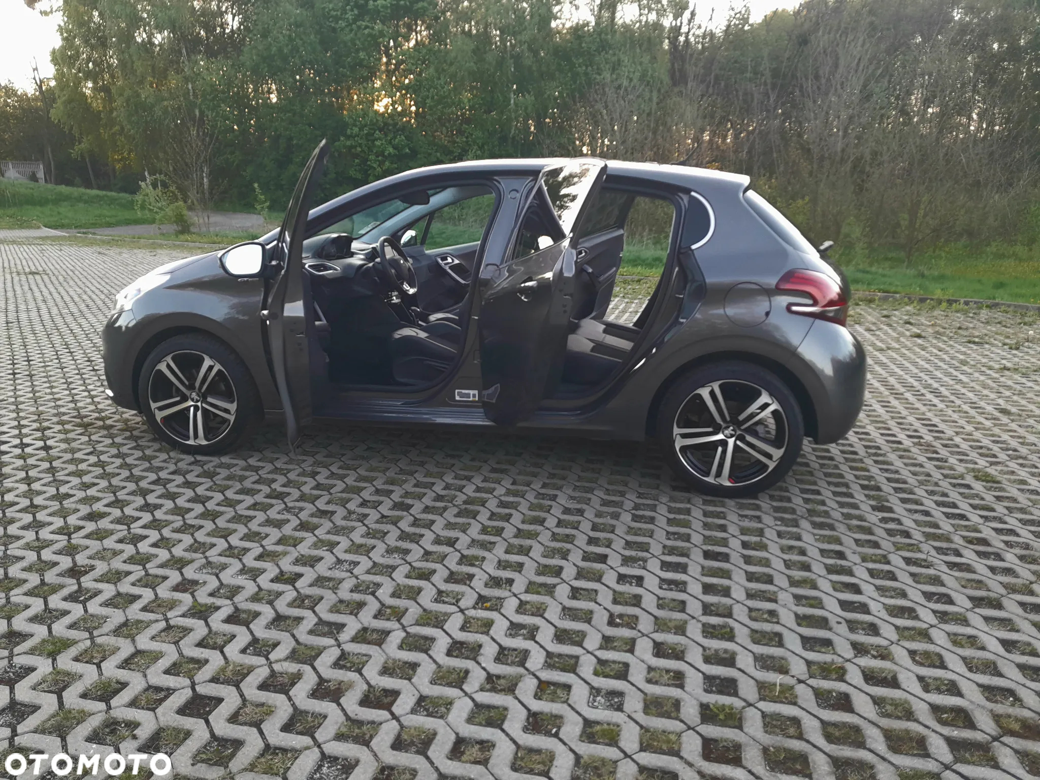 Peugeot 208 - 11