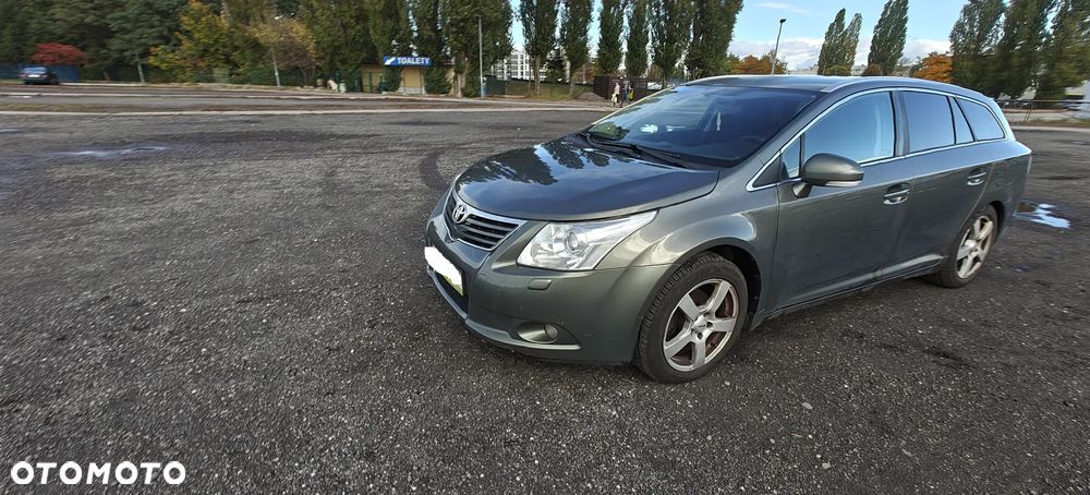 Toyota Avensis Combi 2.0 Executive - 1