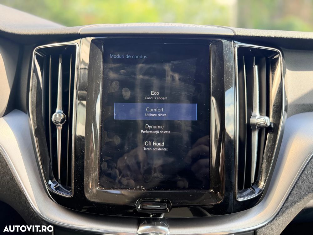 Volvo XC 60 B4 MHEV AT8 AWD Momentum Pro - 17