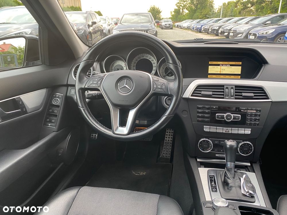 Mercedes-Benz Klasa C 180 CGI Automatik BlueEFFICIENCY Avantgarde - 34