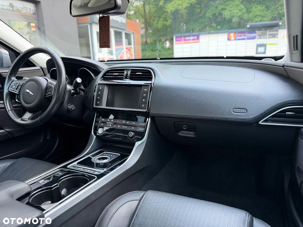 Jaguar XE 2.0 D Portfolio - 25