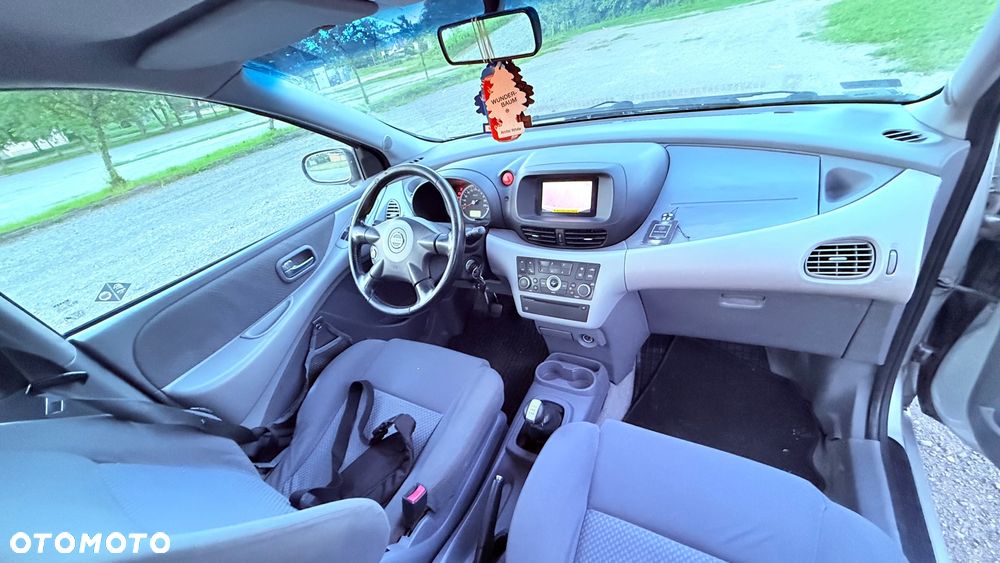 Nissan Almera Tino 1.8 Acenta - 10