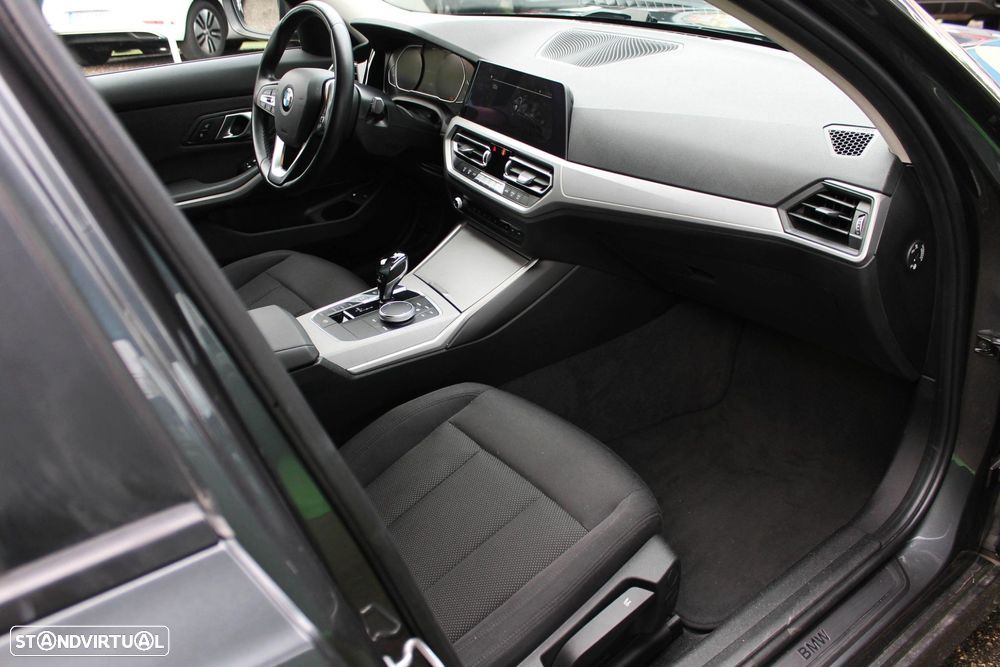 BMW 330 e Touring Auto - 28