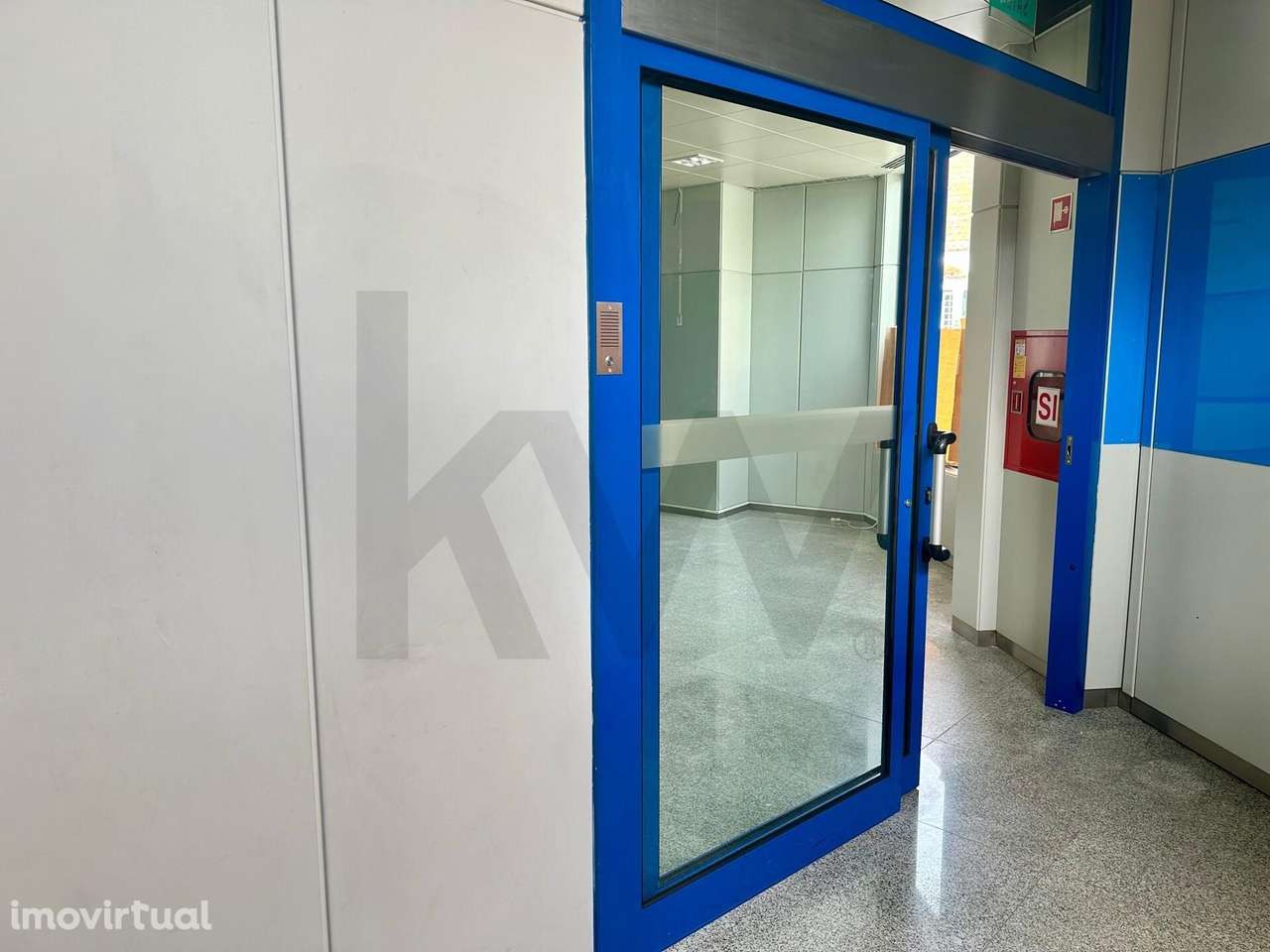 Vende-se Loja com 127,4 m2 numa das principais artérias da Costa da Ca - Grande imagem: 5/13