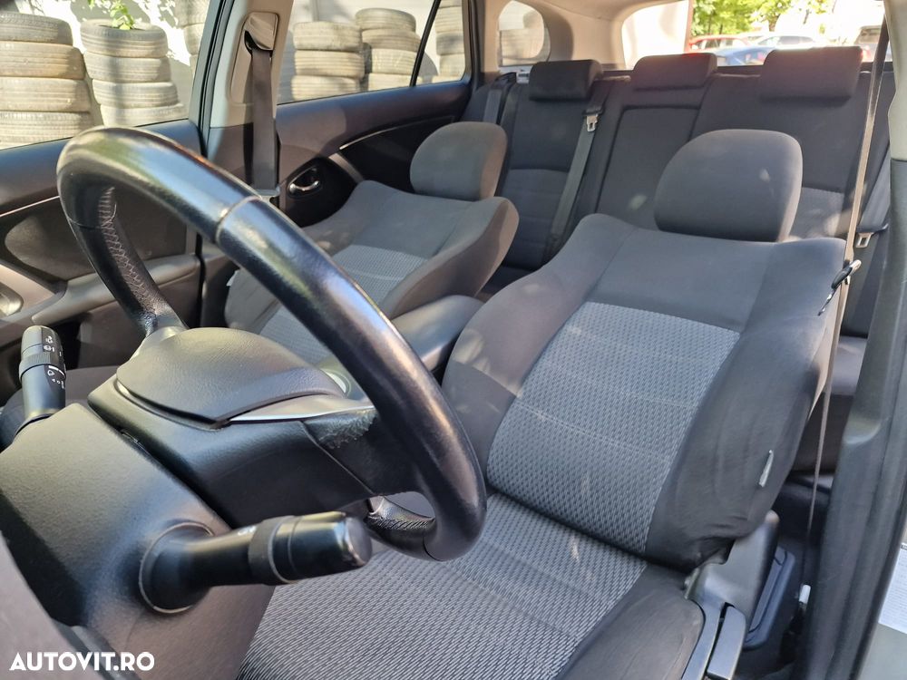 Toyota Avensis 2.2 D-4D Station Sol - 12