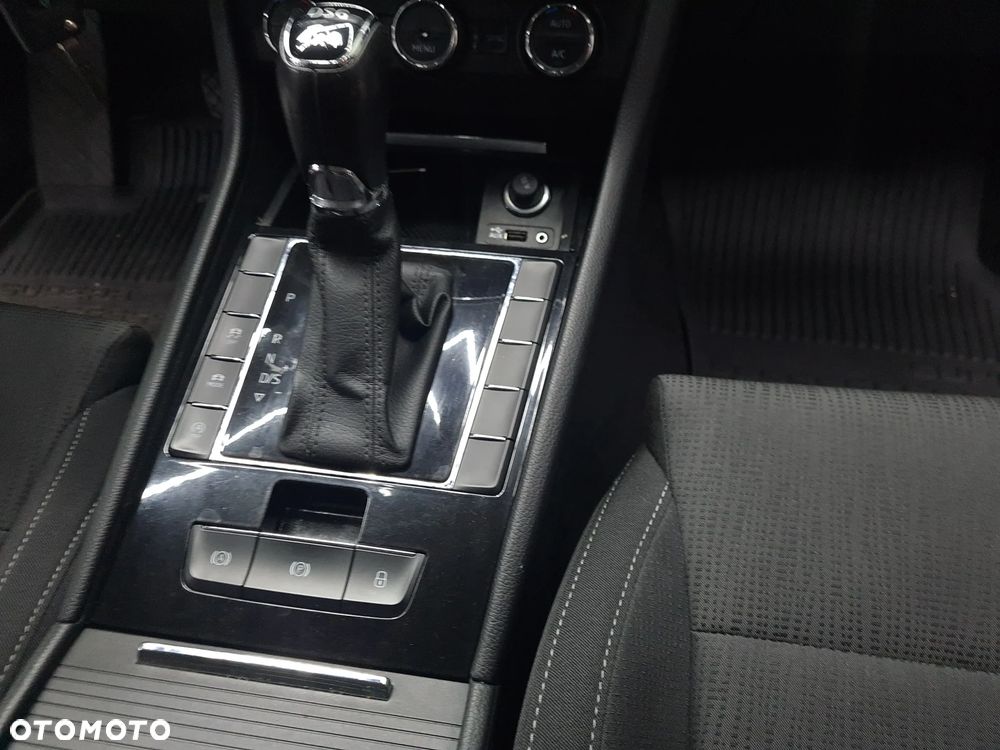Skoda Superb 2.0 TDI DSG Sportline - 27