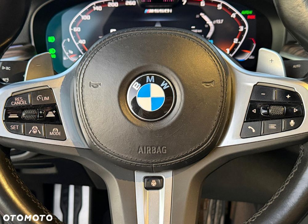 BMW Seria 5 M550i xDrive - 28