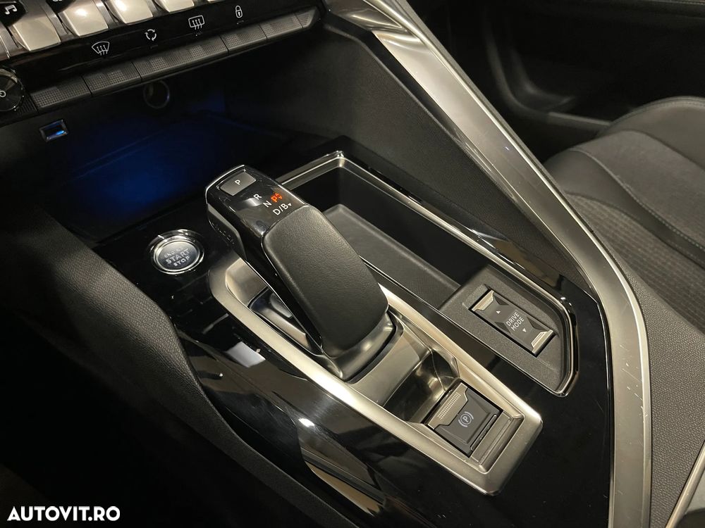 Peugeot 3008 Plug-In Hybrid 225 e-EAT8 Allure Pack - 32