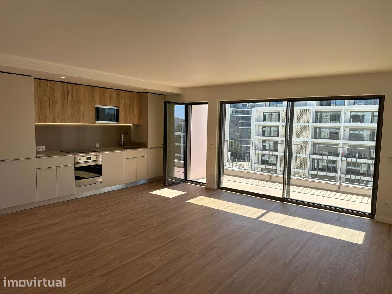 T2 no Condomínio ÉLOU | Piso Alto com Amplas Varandas - piscina 6 piso - Grande imagem: 5/22