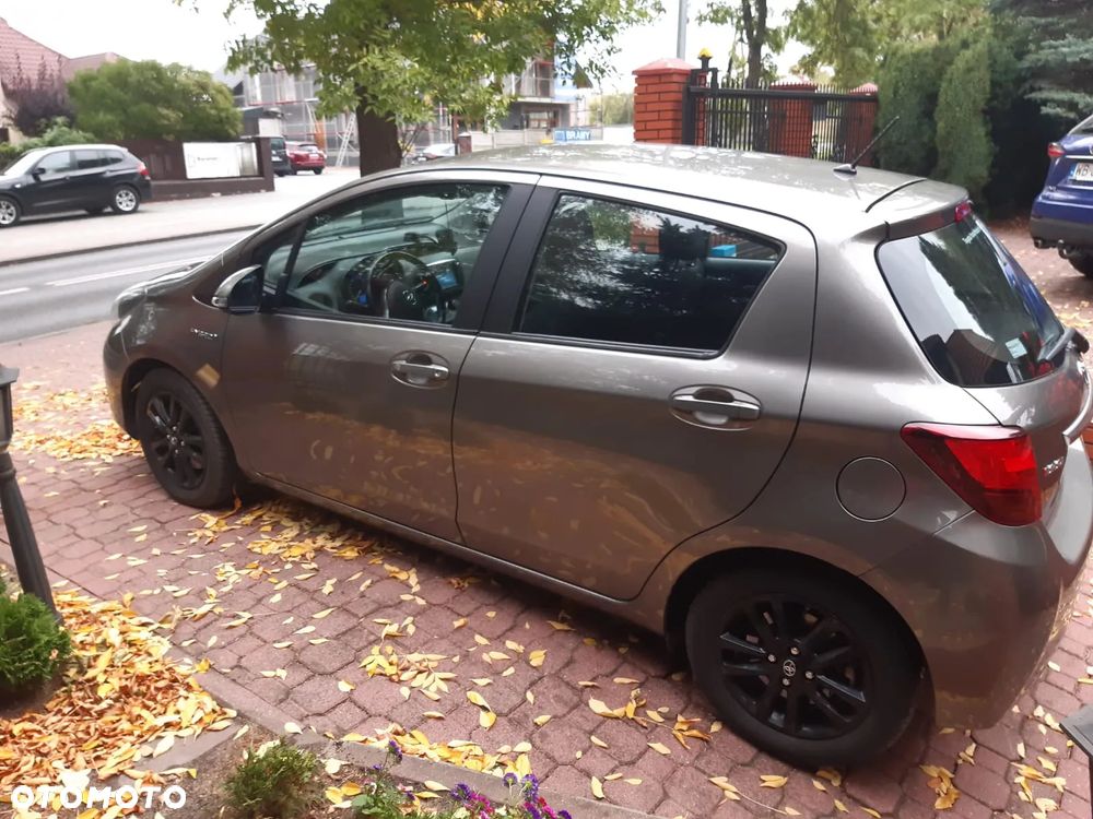 Toyota Yaris Hybrid 100 Dynamic - 1