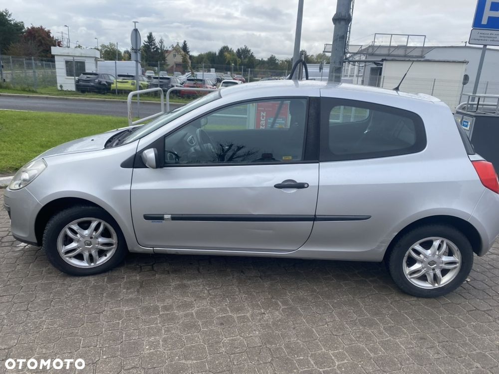 Renault Clio 2005 photo 2