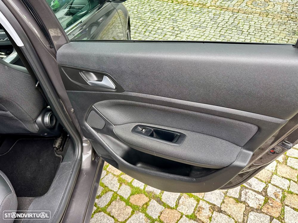 Peugeot 308 1.2 PureTech Allure - 33