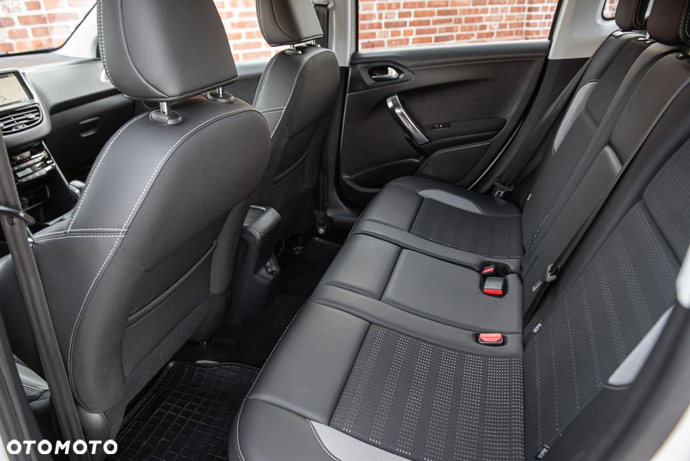 Peugeot 2008 1.6 BlueHDi Allure S&S - 22