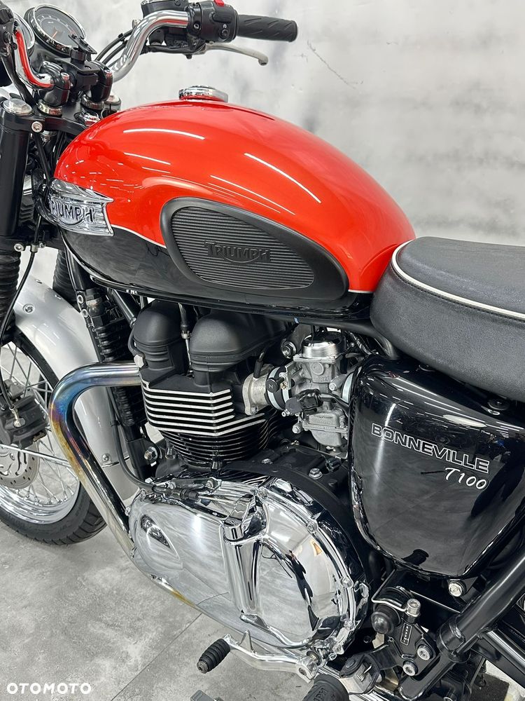 Triumph Bonneville - 12