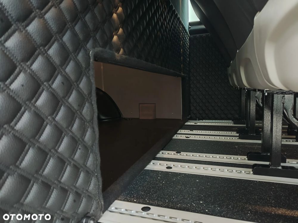 Mercedes-Benz Sprinter - 25
