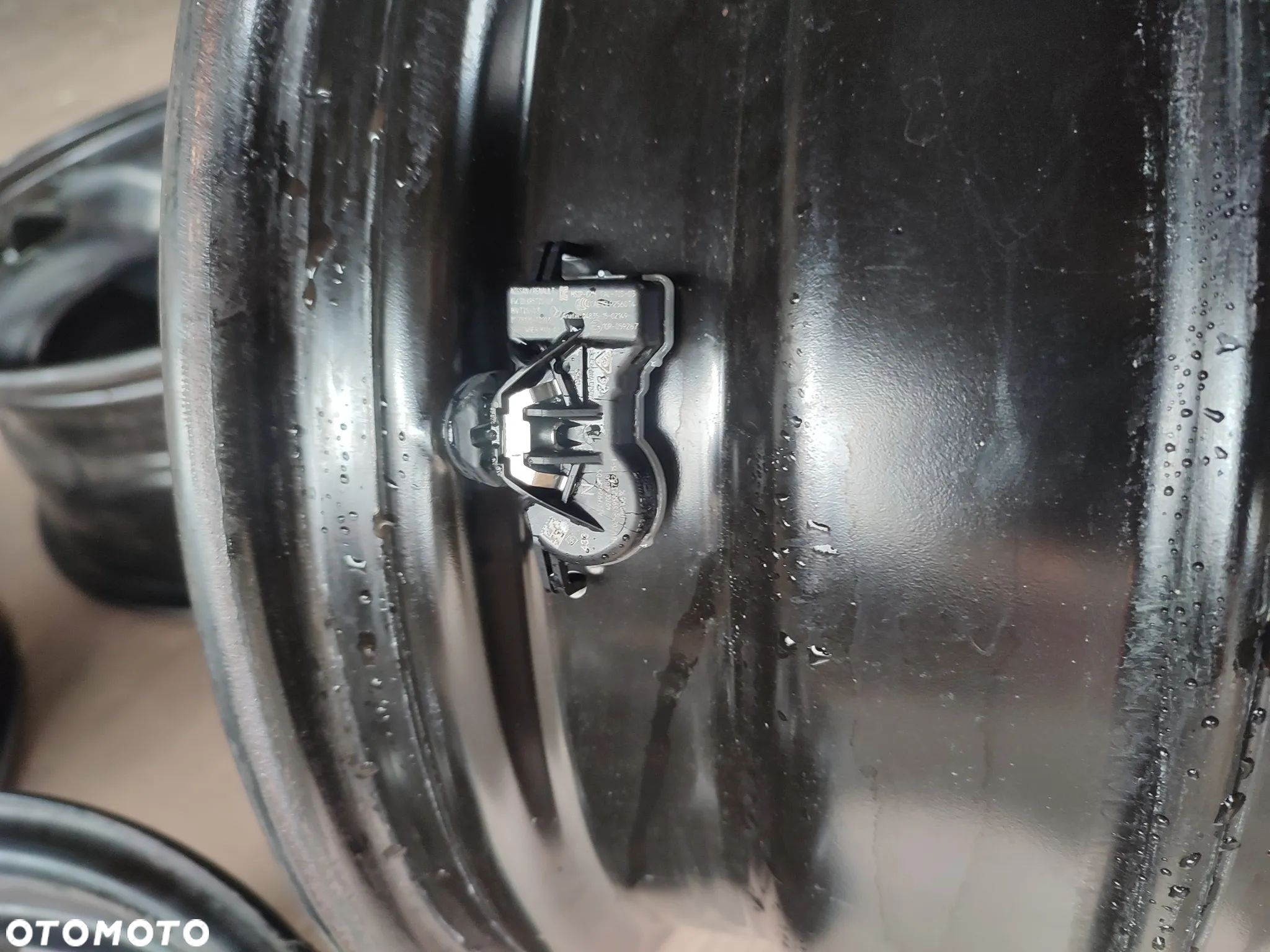 Felgi stalowe Renault 6,5JX16 5x114.3 ET41 z czujnikami - 2