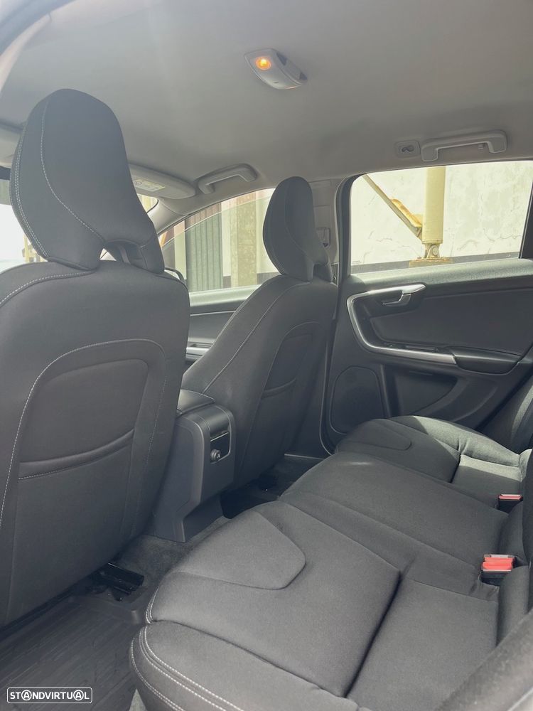 Volvo V60 2.0 D2 Momentum Geartronic - 12