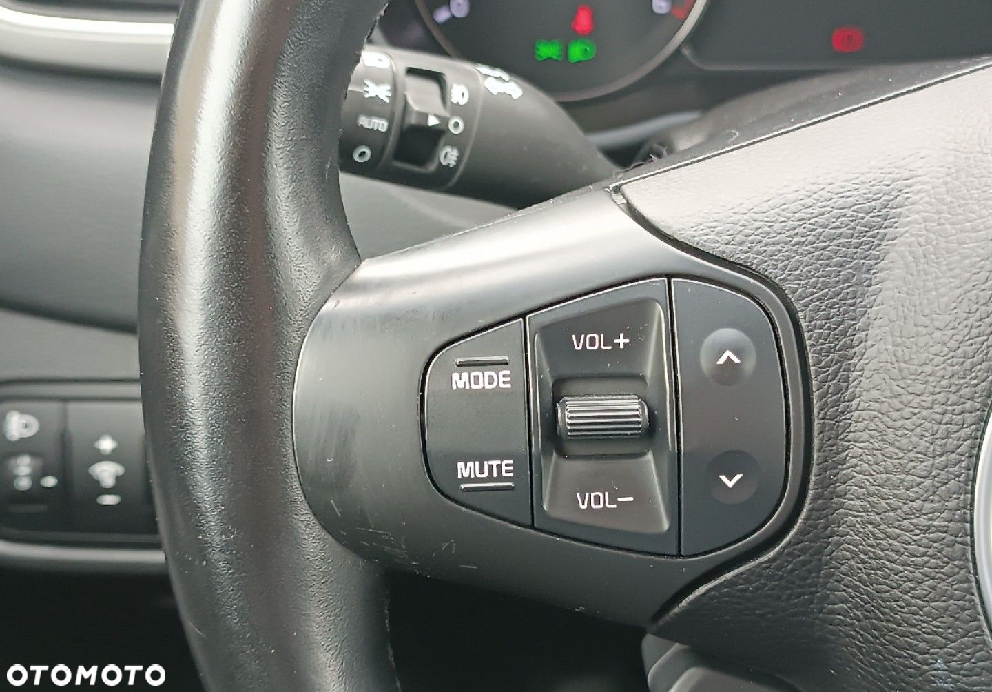 Kia Carens - 31