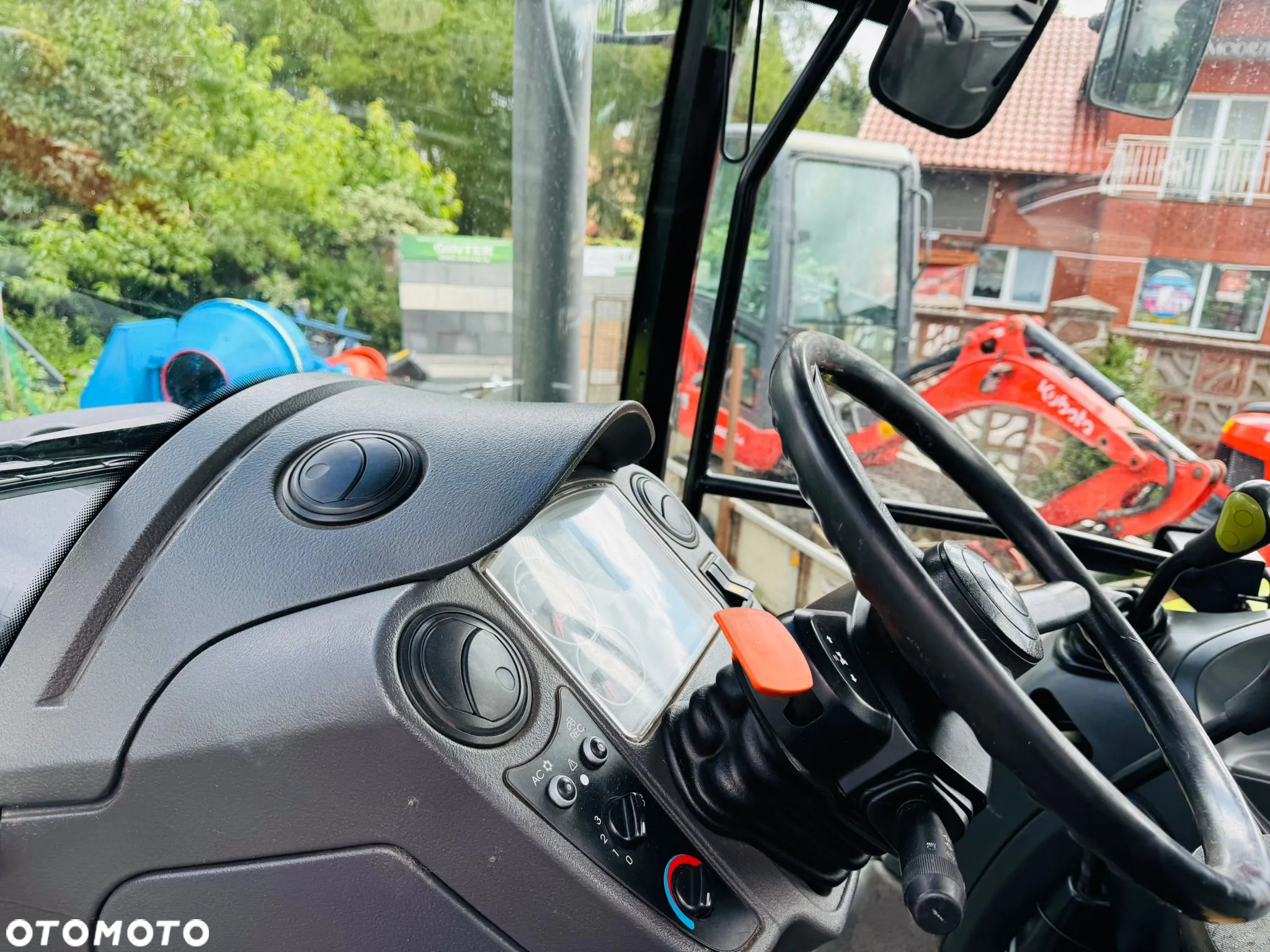 Claas Axos 330 - 11