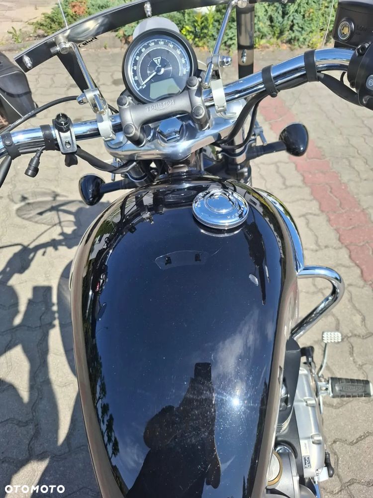 Triumph Bonneville - 9