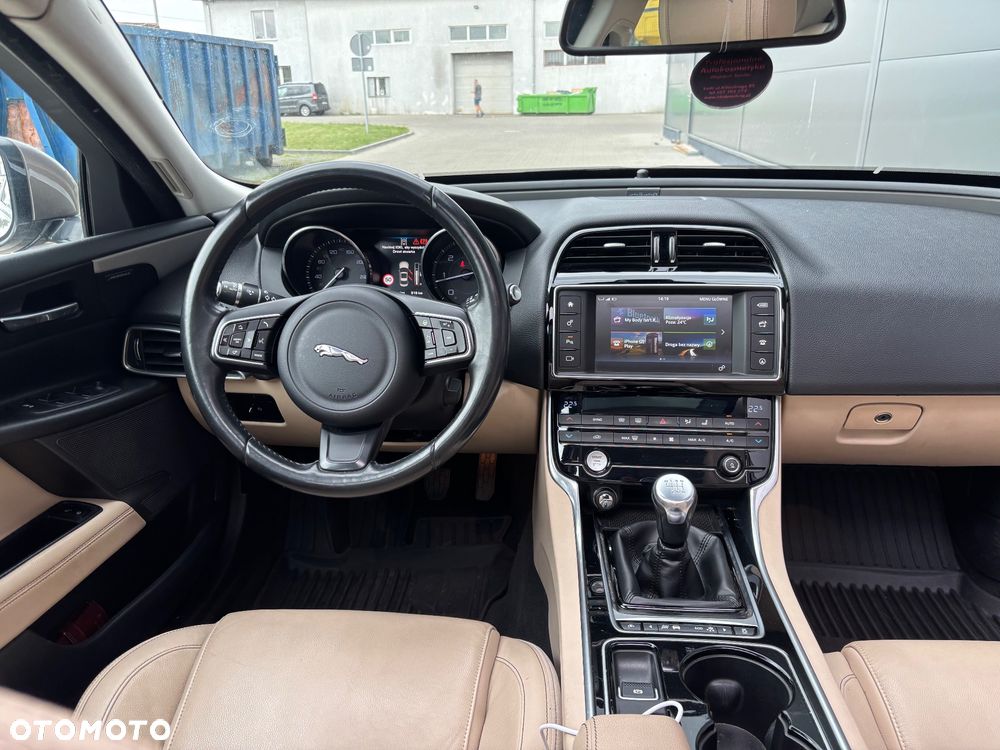 Jaguar XE 2.0 D Prestige - 25