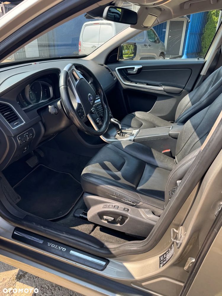 Volvo XC 60 D5 AWD Momentum - 9