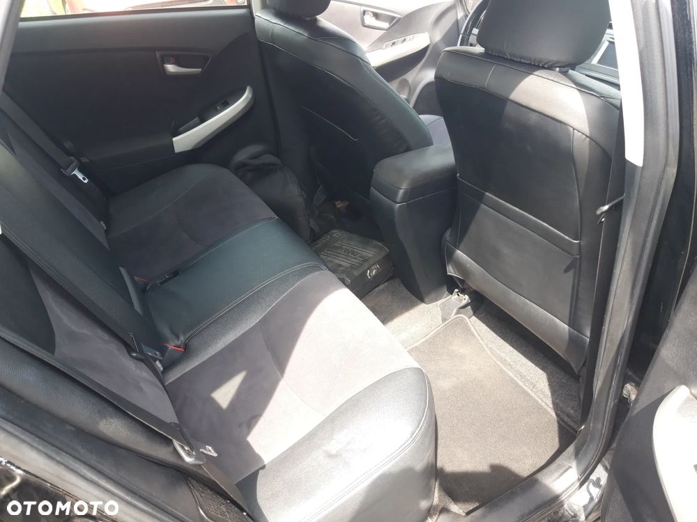 Toyota Prius (Hybrid) - 32
