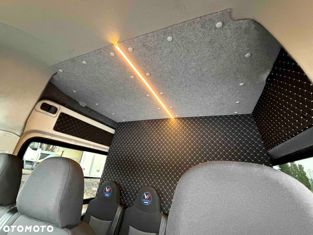 Volkswagen Crafter 7 Osobowy - 17