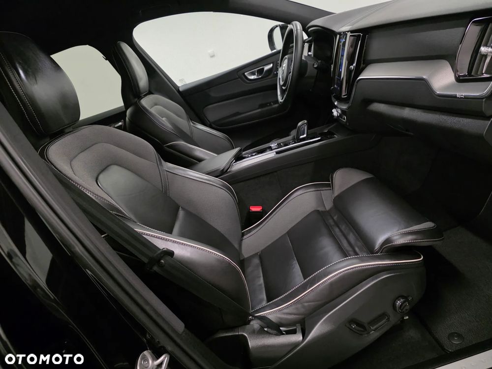 Volvo XC 60 B4 D AWD Plus Dark - 17