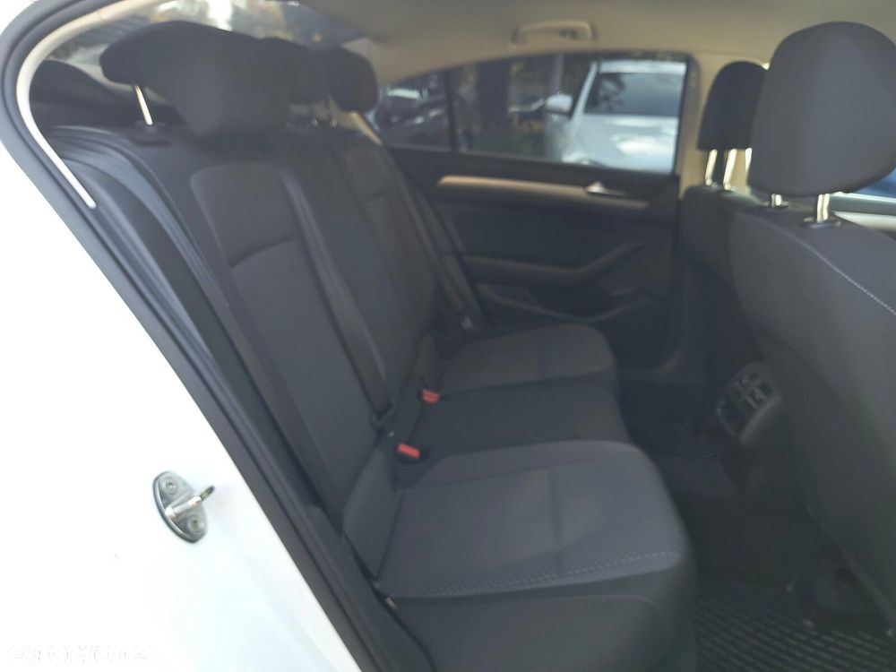 Volkswagen Passat - 13