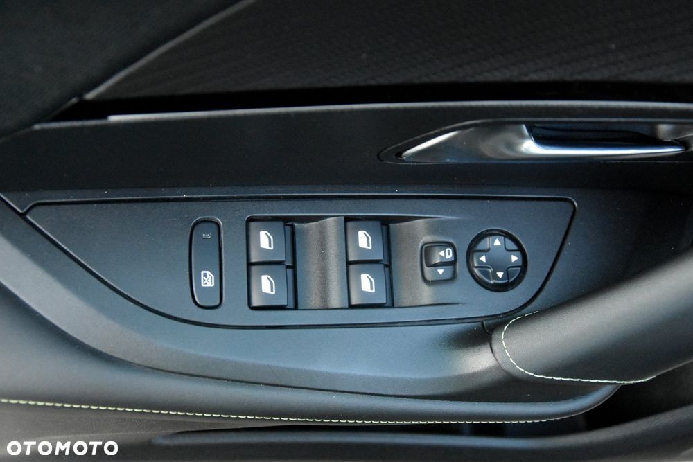 Peugeot 2008 PureTech 130 EAT8 GT - 25