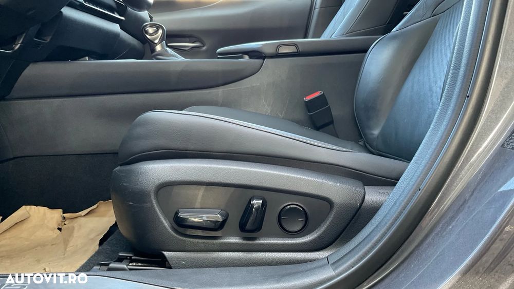 Lexus UX 250h (E-FOUR) Luxury Line - 14