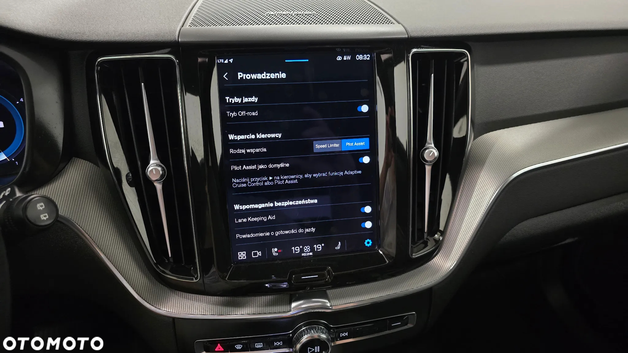 Volvo XC 60 B4 D AWD Plus Dark - 32