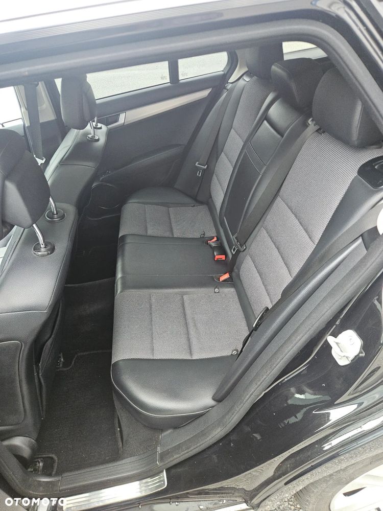 Mercedes-Benz Klasa C 180 CGI BlueEFFICIENCY Avantgarde - 33