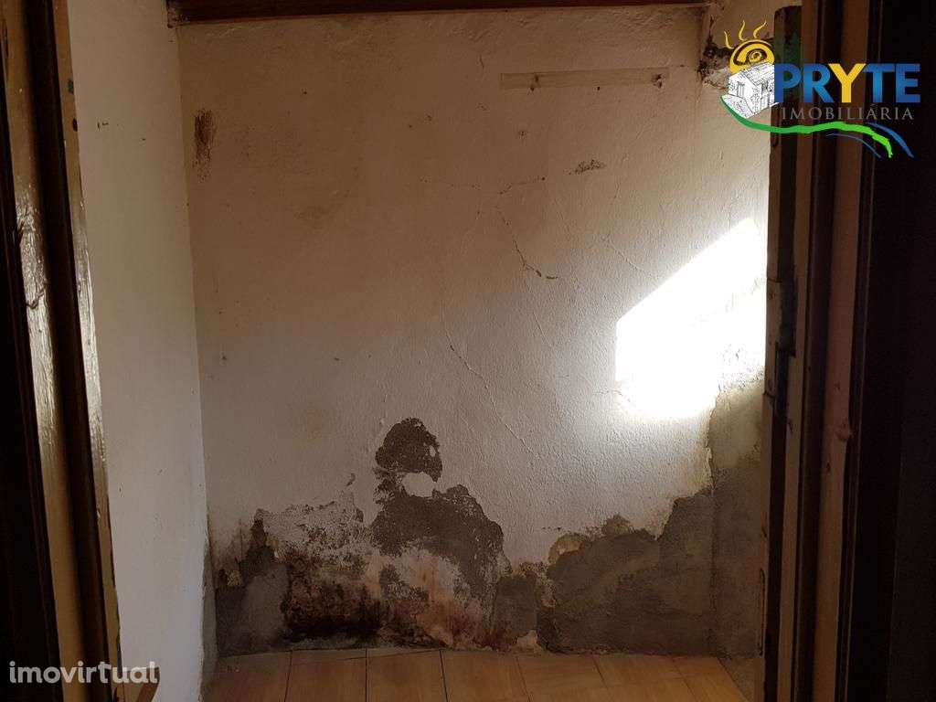 Moradia a necessitar de obras de recuperação com pequeno logradouro - Grande imagem: 4/13