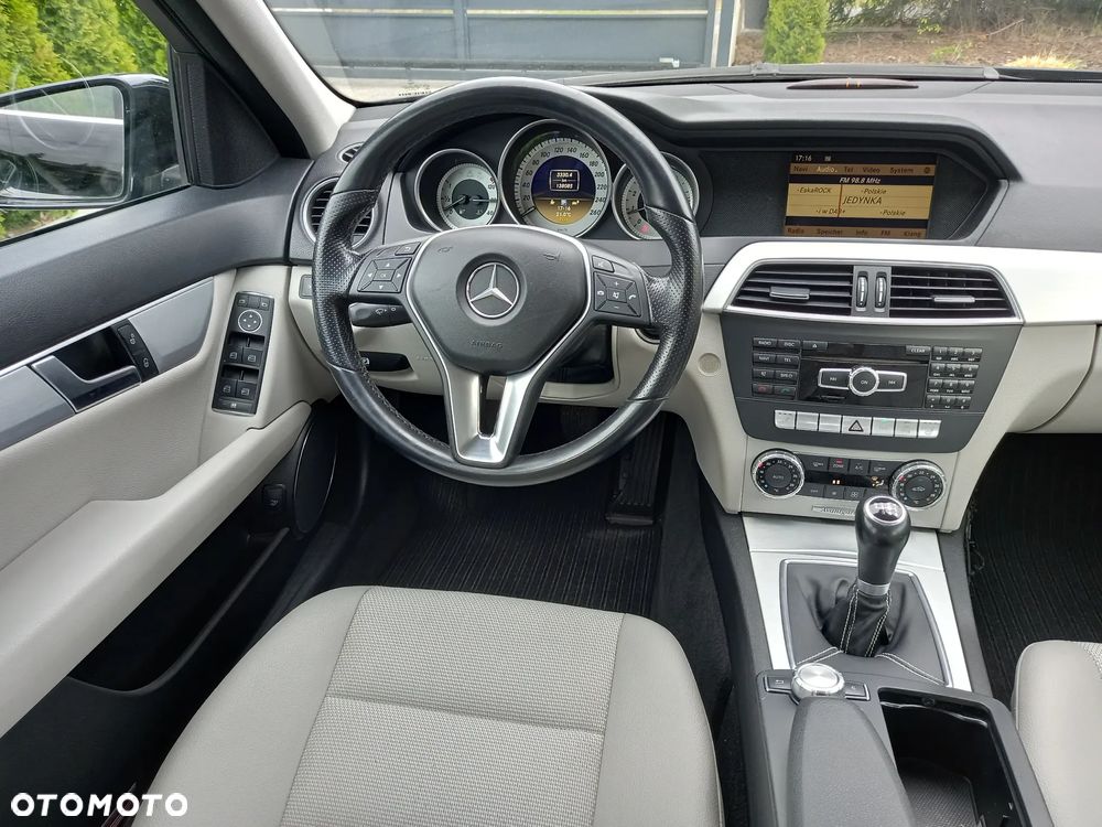 Mercedes-Benz Klasa C 200 CGI BlueEFFICIENCY Avantgarde - 21