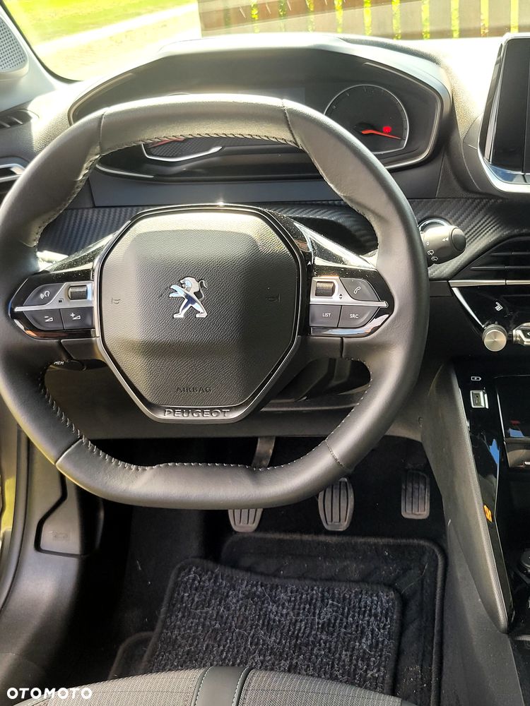 Peugeot 208 - 10