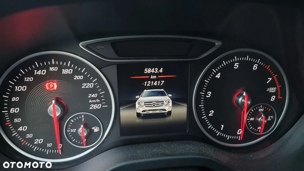 Mercedes-Benz GLA 180 7G-DCT - 7