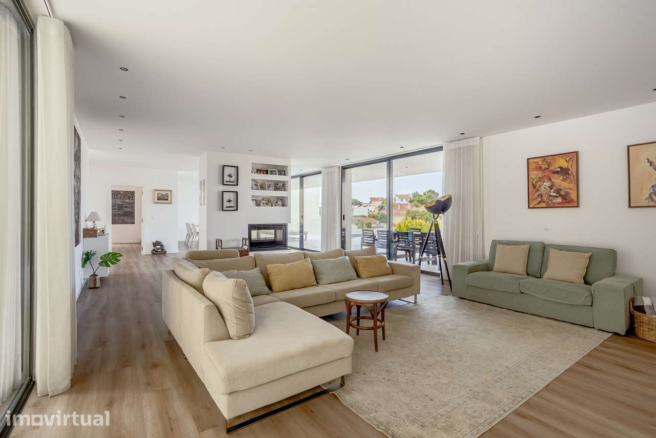 MORADIA T4 CONTEMPORÂNEA COM JARDIM E PISCINA NO BAIRRO DA MARTINHA - Grande imagem: 3/28