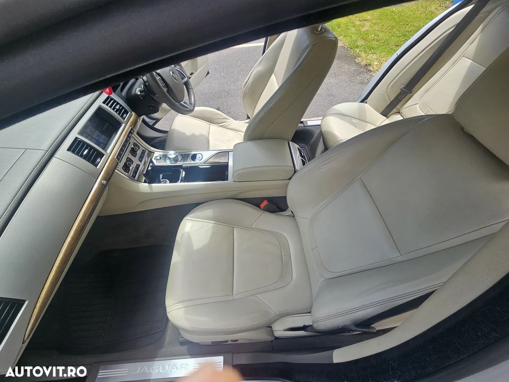 Jaguar XF 2.2D Premium Luxury - 8