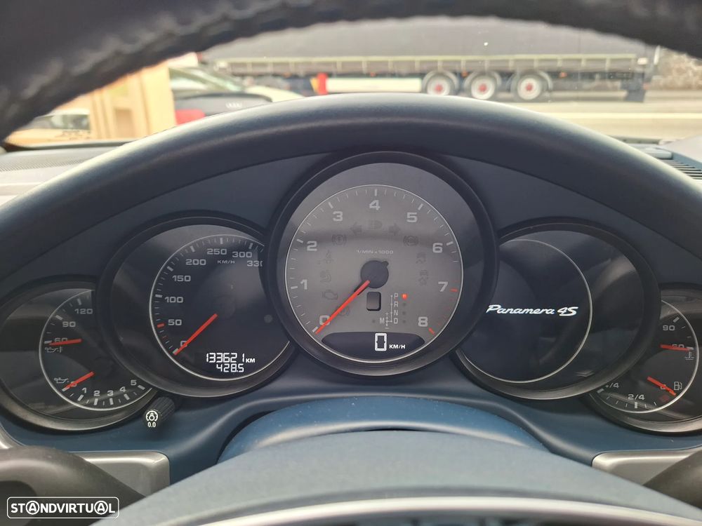 Porsche Panamera 4S PDK - 34